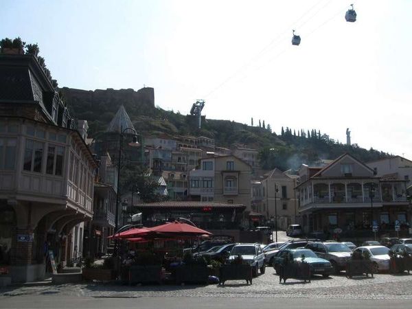 ジョージア・トビリシ「2013年 スターリンの故郷、グルジア。2008年の紛争の傷痕はなく」の写真：ケーブルカーで丘に上がり街を望む