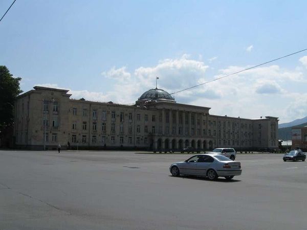 ジョージア・トビリシ「2013年 スターリンの故郷、グルジア。2008年の紛争の傷痕はなく」の写真：スターリン広場とタウン・ホール