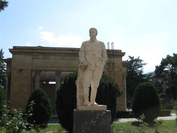 ジョージア・トビリシ「2013年 スターリンの故郷、グルジア。2008年の紛争の傷痕はなく」の写真：唯一残るスターリンの像