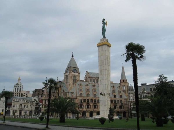 ジョージア・トビリシ「2013年 スターリンの故郷、グルジア。2008年の紛争の傷痕はなく」の写真：バトゥミ市内