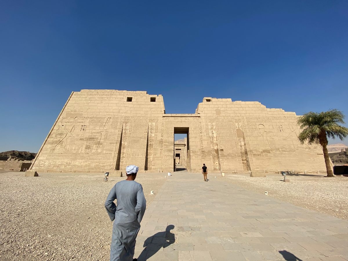 メディネット・ハブ

エジプトは遺跡の撮影にシビアなルールもあるのですが、...