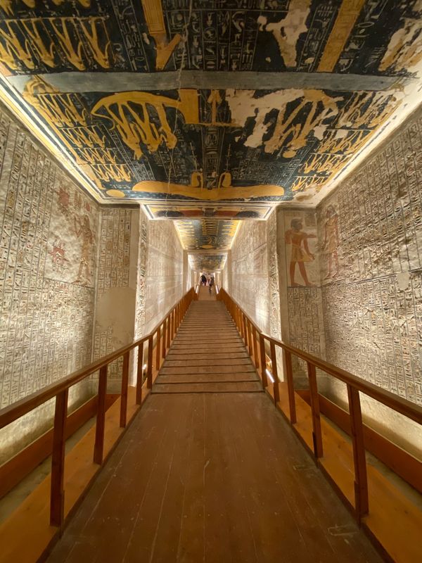 エジプト・カイロ「エジプト 砂漠キャンプの旅」の写真:王家の墓の入り口には公認?ガイドがいて執...