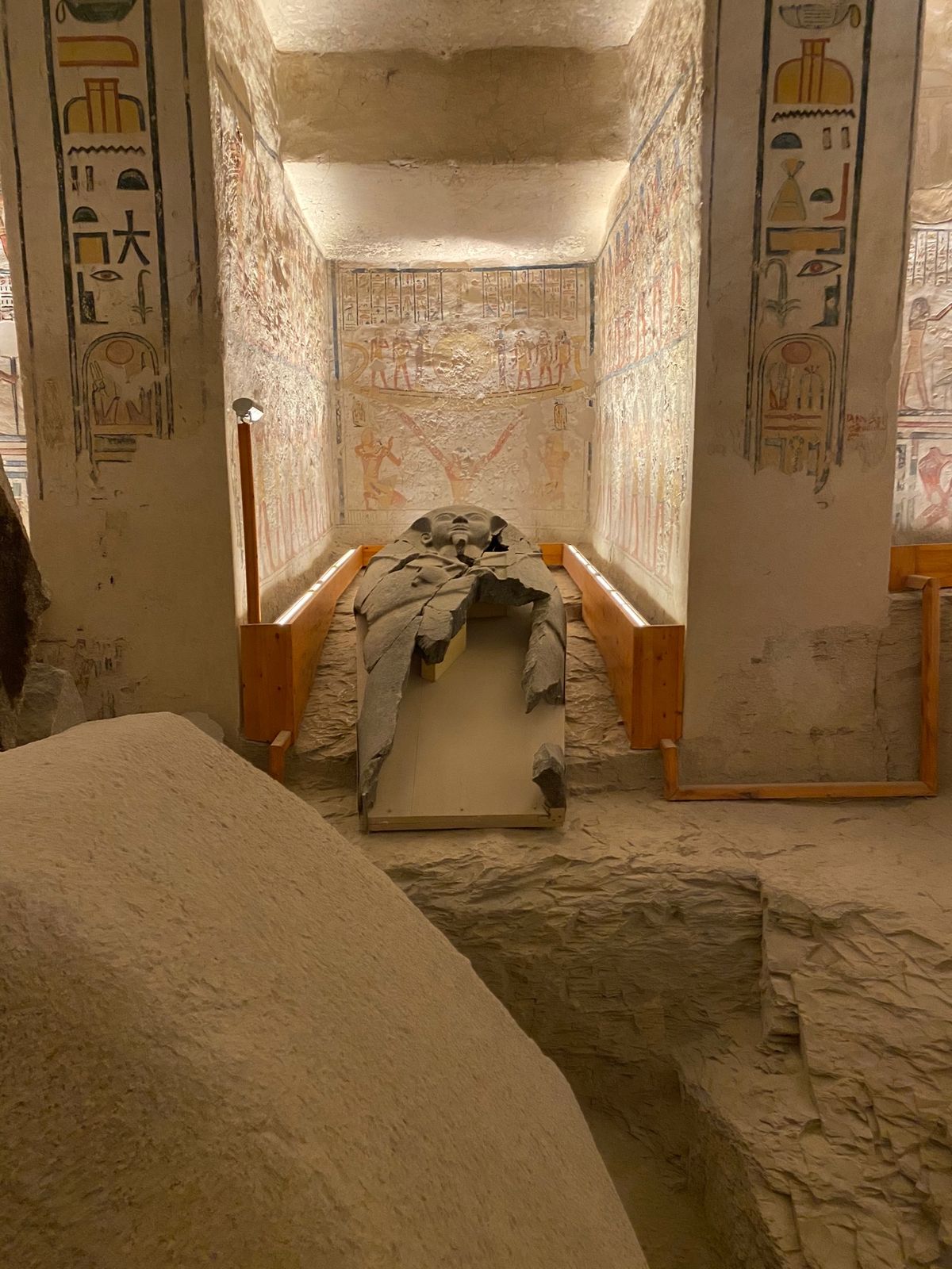 王家の墓の入り口には公認？ガイドがいて執拗に自分が必要だと言ってきますが、...