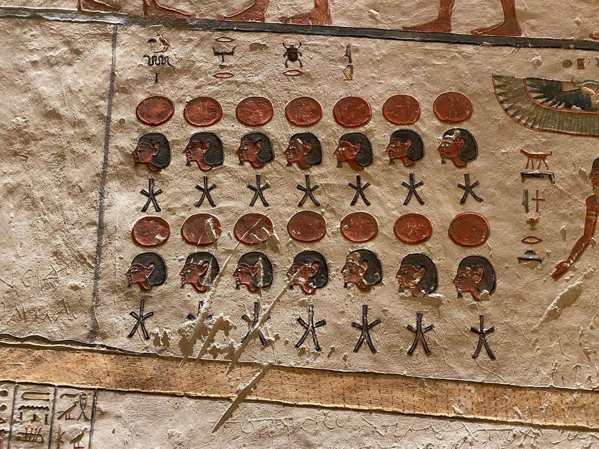 王家の墓の入り口には公認？ガイドがいて執拗に自分が必要だと言ってきますが、...