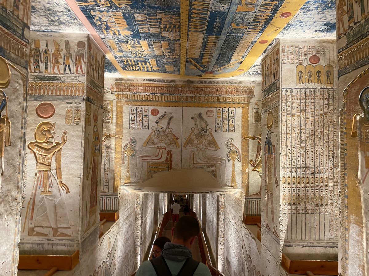 王家の墓の入り口には公認？ガイドがいて執拗に自分が必要だと言ってきますが、...