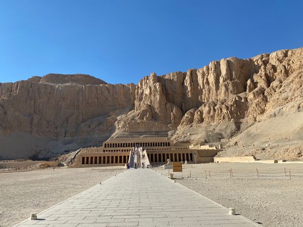 エジプト・カイロ「エジプト 砂漠キャンプの旅」の写真:ハトシェプスト女王葬祭殿
遺跡の中には...