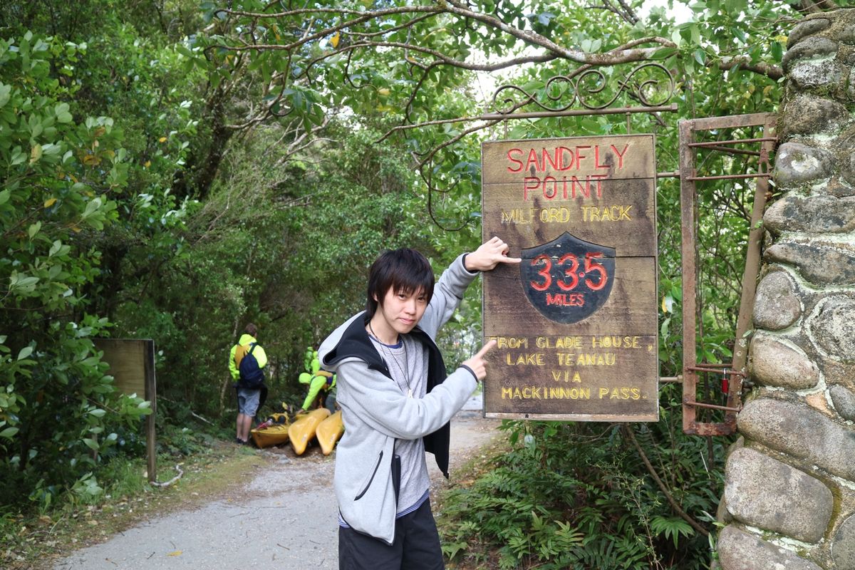 クルーザーからはボートで近くの島に上陸できます。ウェルカムビールとパンなど...