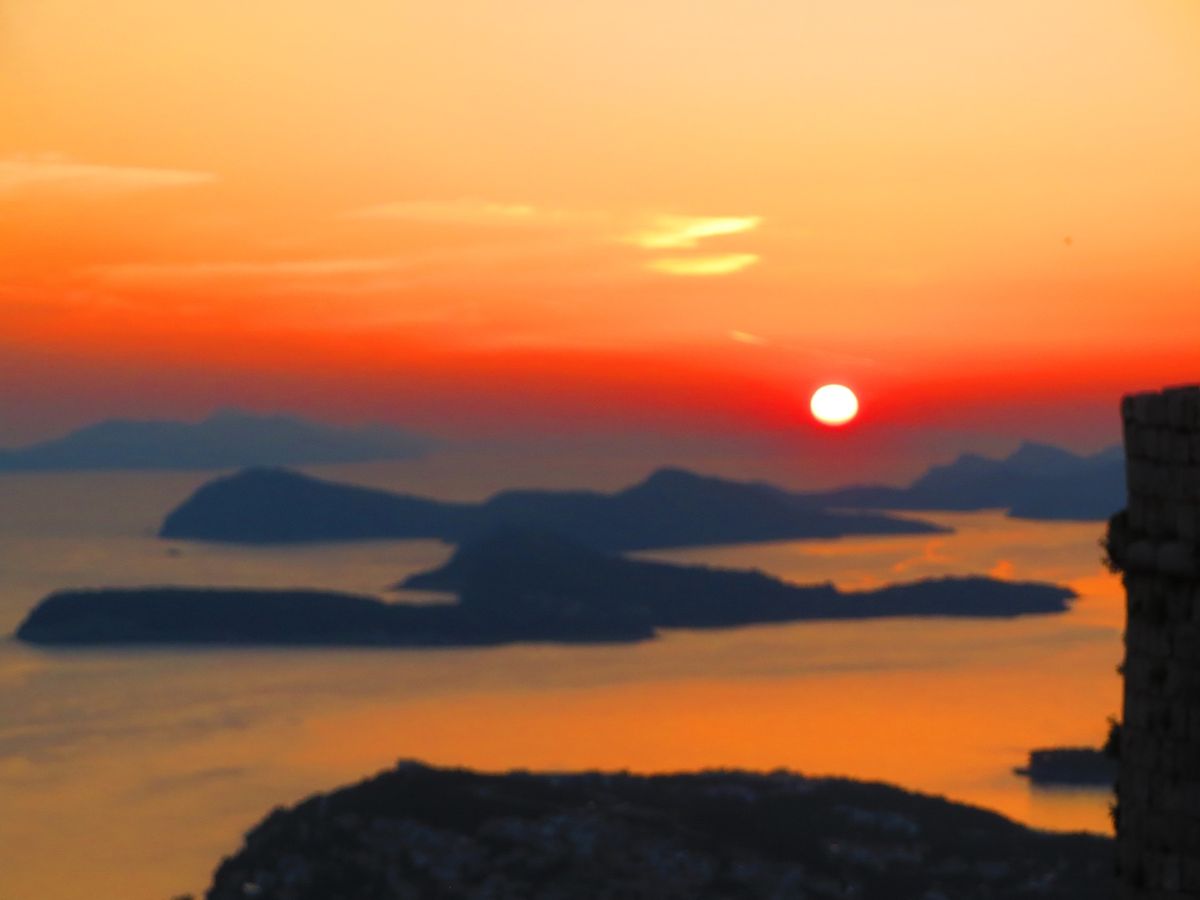 ドブロブニクはオレンジの街並みがとても綺麗でした。夕日のオレンジも負けじと...