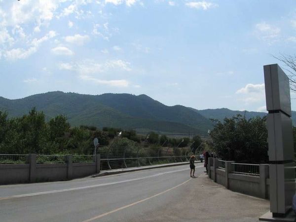 アルメニア・エレバン「2013年 アルメニア 清潔な首都エレバン」の写真：グルジアとの国境口。
日本人はここでアラ...