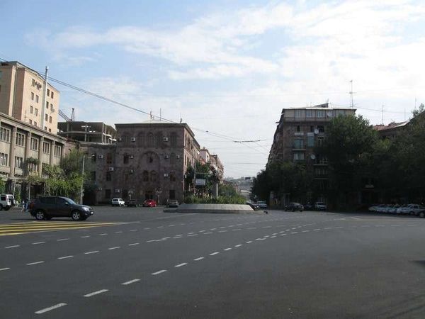 アルメニア・エレバン「2013年 アルメニア 清潔な首都エレバン」の写真：博物館はトルコのアルメニア人虐殺の歴史を...