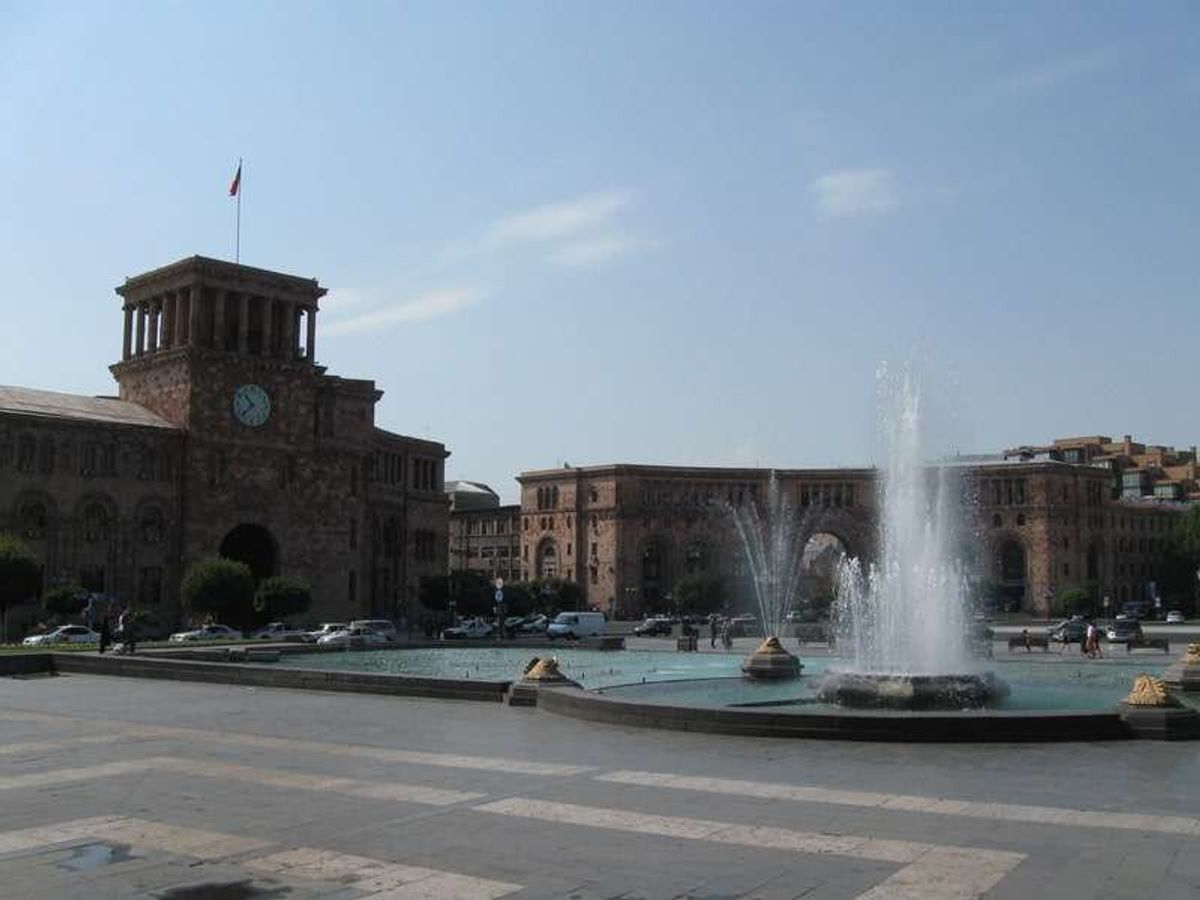 エレバンの中心リパブリックスクエア。
こういう国は広場の作り方が美しく上手です。