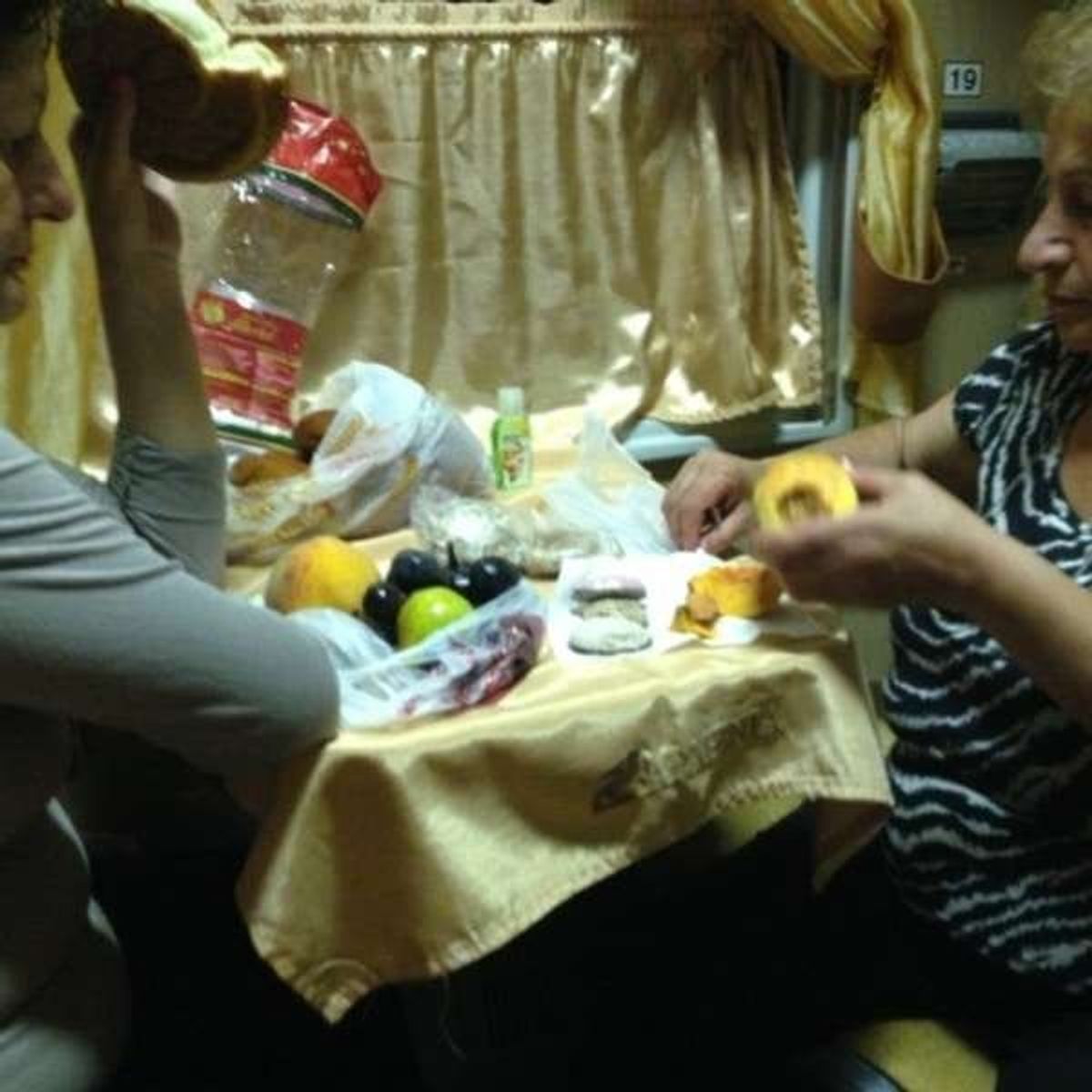 夜行列車で同室した奥様方。
食べ物沢山もらいました。