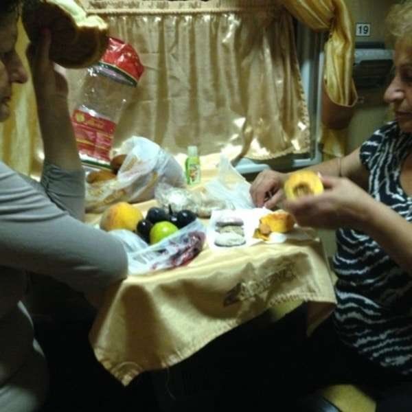 アルメニア・エレバン「2013年 アルメニア 清潔な首都エレバン」の写真：夜行列車で同室した奥様方。
食べ物沢山も...