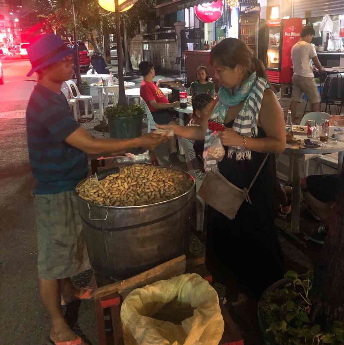 フィリピン初日はマニラのパサイら辺の宿の近くでとりあえずビールとナッツとカ...