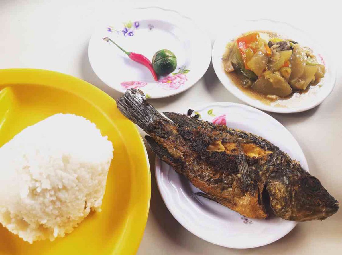 フィリピン初日はマニラのパサイら辺の宿の近くでとりあえずビールとナッツとカ...