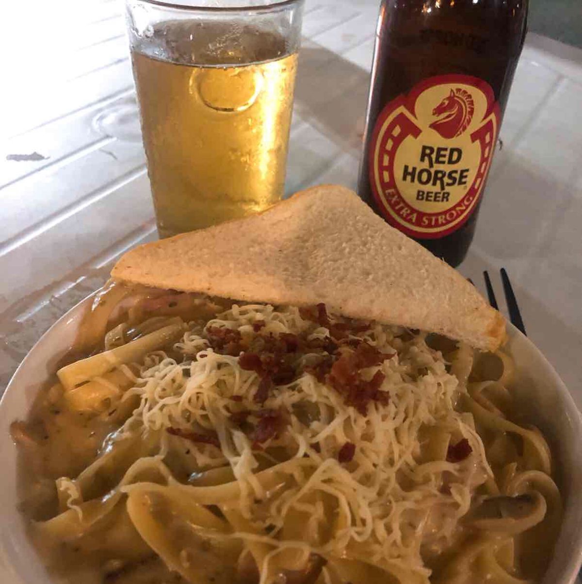 フィリピン初日はマニラのパサイら辺の宿の近くでとりあえずビールとナッツとカ...