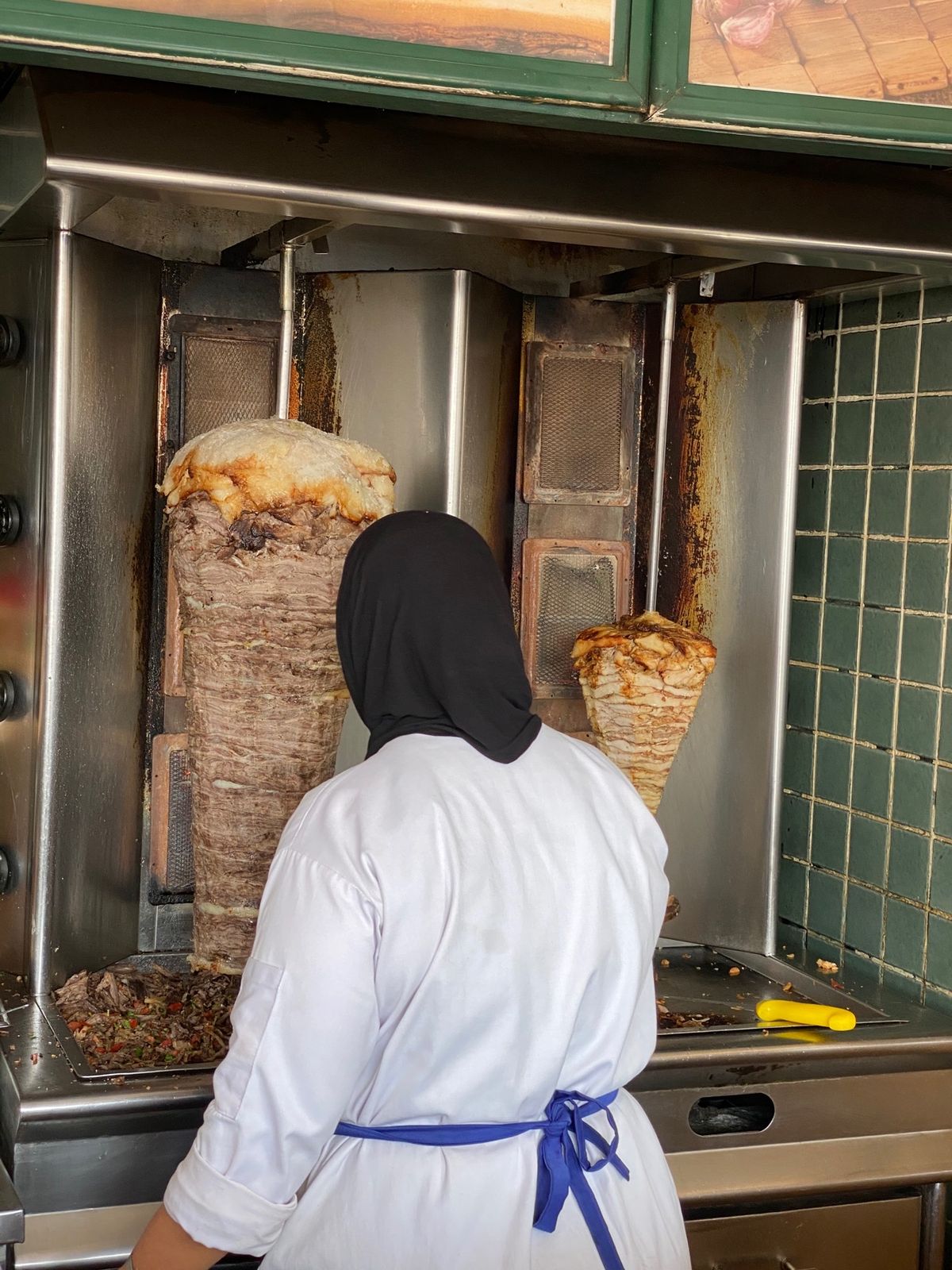 翌朝カイロに戻るため空港へ。カイロに昼前に到着した。今日は最終日で、ピラミ...