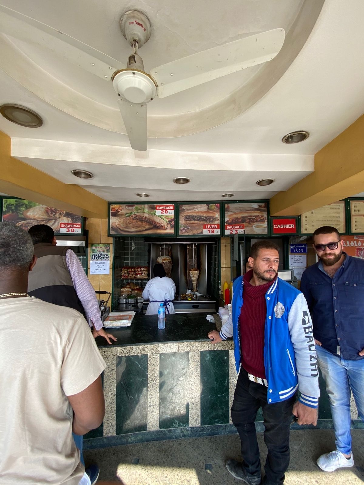 翌朝カイロに戻るため空港へ。カイロに昼前に到着した。今日は最終日で、ピラミ...