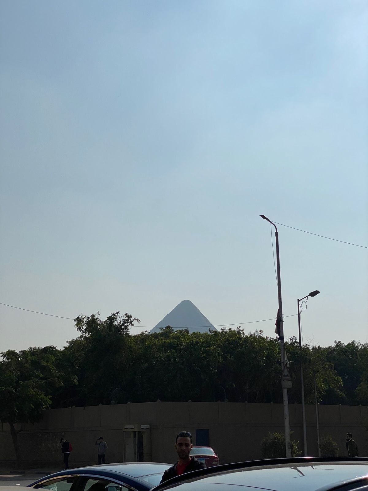翌朝カイロに戻るため空港へ。カイロに昼前に到着した。今日は最終日で、ピラミ...