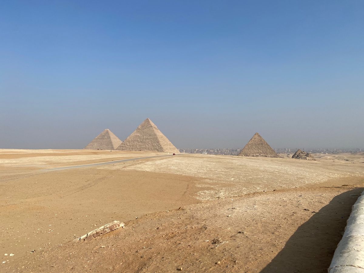 ピラミッドのあと少し離れてラクダ乗り。