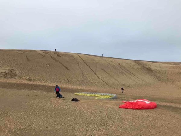 日本・島根県「鳥取•島根 女子旅（2泊3日）」の写真：鳥取砂丘にて
パラグライダー体験
