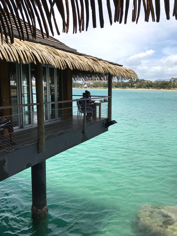 ニューカレドニア・ヌメア、イルデパン、ノンカウィ島「ニューカレドニア」の写真：水上レストラン、ノンカウイ島上陸、ピッチ...