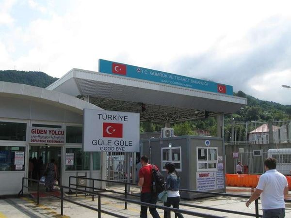 トルコ・ディヤルバクル「2013年 トルコ東部　クルドの人たち」の写真：グルジアを出国し、トルコに入国する。