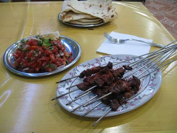 トルコ・ディヤルバクル「2013年 トルコ東部　クルドの人たち」の写真：ワン着。今日の移動はこれで終わり。
トル...