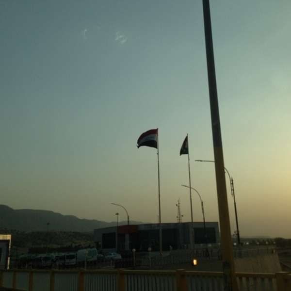 トルコ・ディヤルバクル「2013年 トルコ東部　クルドの人たち」の写真：イラクとクルディスタンの国旗がなびく。
...