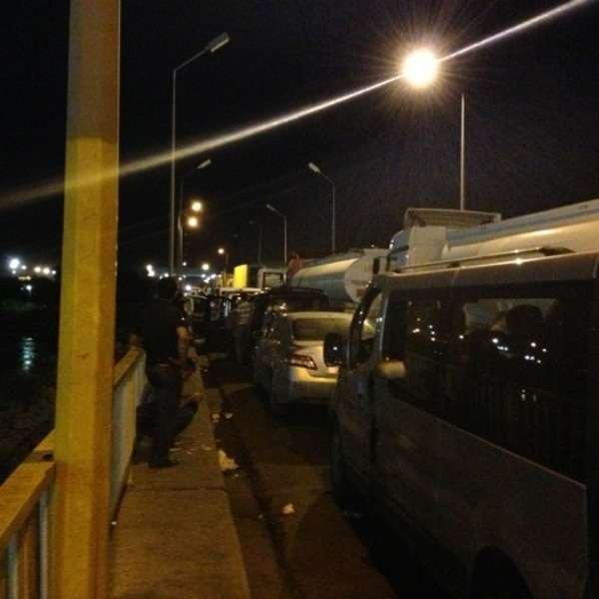 イラク/トルコ国境間の橋にて。
渋滞により皆外に出て暇をもてあそぶ。

イ...