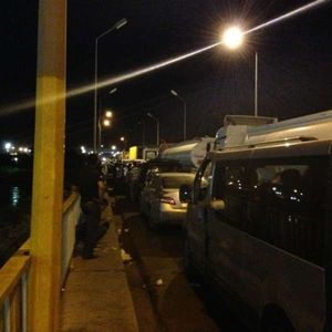 イラク/トルコ国境間の橋にて。
渋滞により皆外に出て暇をもてあそぶ。

イ...