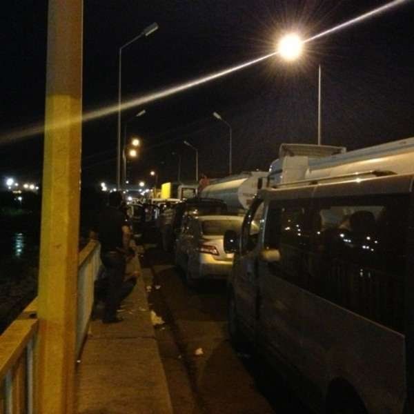 トルコ・ディヤルバクル「2013年 トルコ東部　クルドの人たち」の写真：イラク/トルコ国境間の橋にて。
渋滞によ...