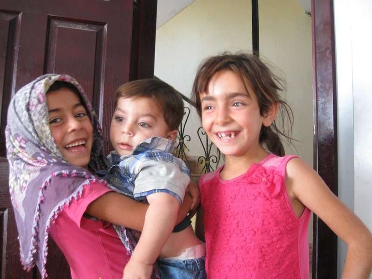 村に外人が来たと、近所から子供達が集まってきた。