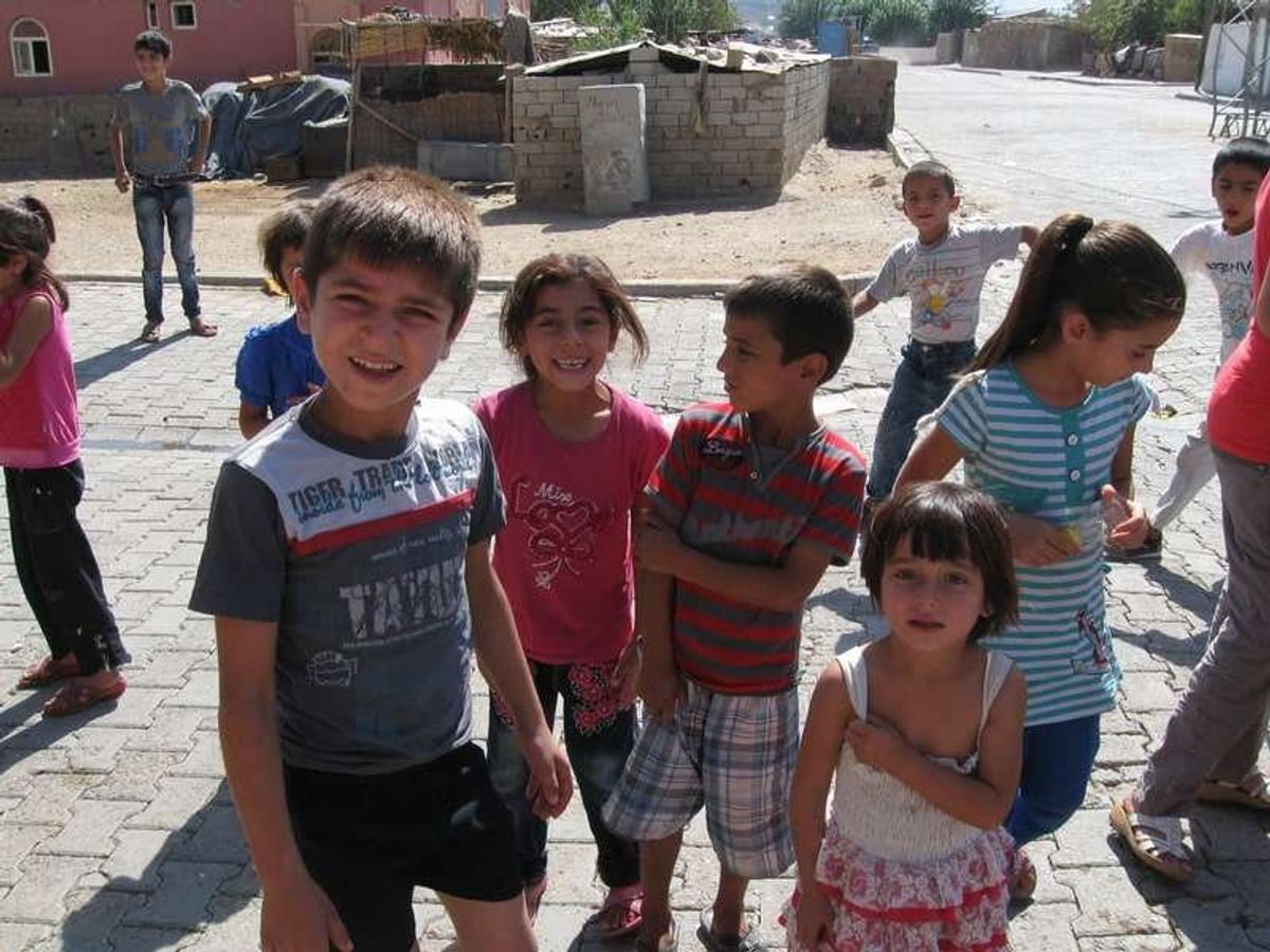 村に外人が来たと、近所から子供達が集まってきた。