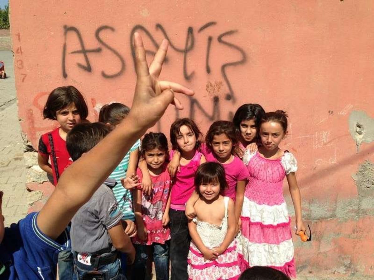 村に外人が来たと、近所から子供達が集まってきた。