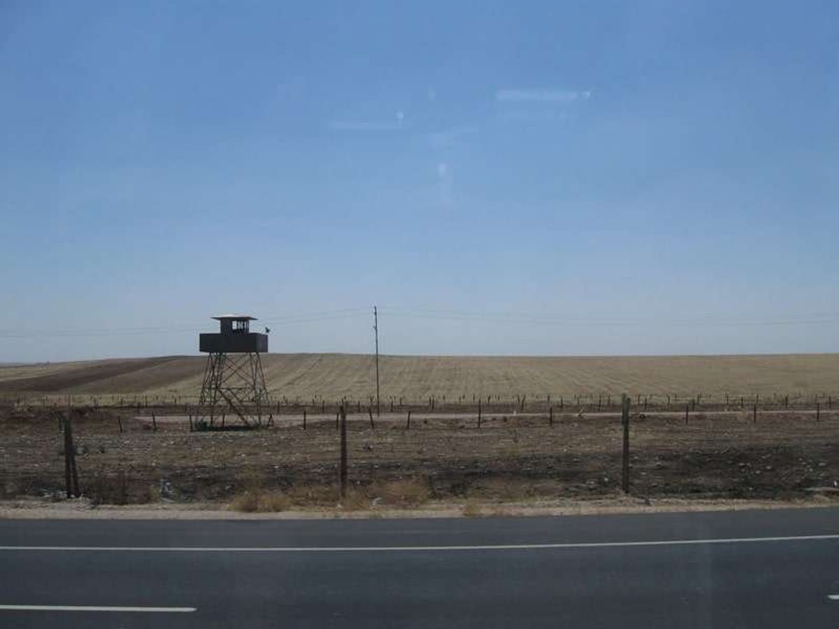 ジズレからマルディンへ向かう。
シリアとの国境線沿いのハイウェイをバスは走...