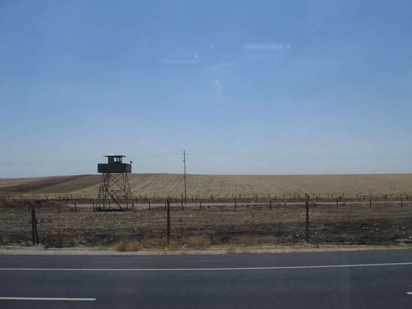 トルコ・ディヤルバクル「2013年 トルコ東部　クルドの人たち」の写真：ジズレからマルディンへ向かう。
シリアと...