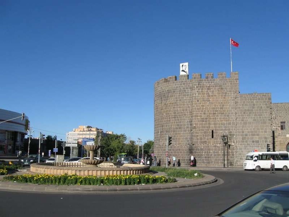 ディヤルバクル着。
住人のほとんどがクルド人。クルド人の首都と言ってもいい...