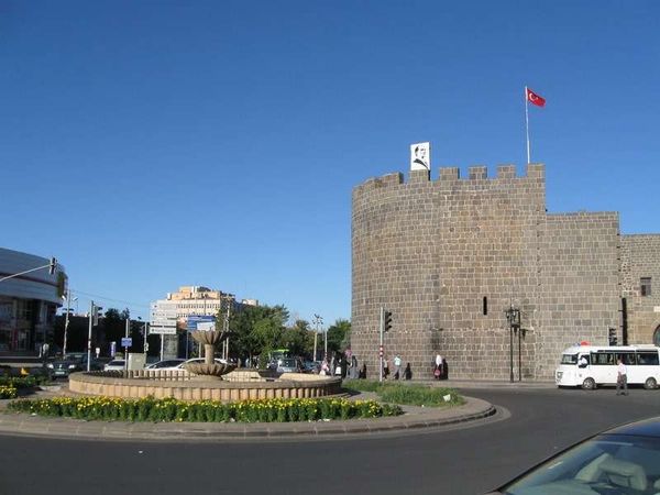 トルコ・ディヤルバクル「2013年 トルコ東部　クルドの人たち」の写真：ディヤルバクル着。
住人のほとんどがクル...