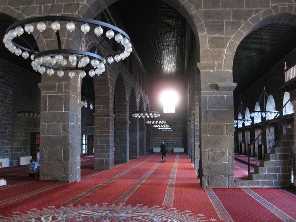 ディヤルバクル着。
住人のほとんどがクルド人。クルド人の首都と言ってもいい...