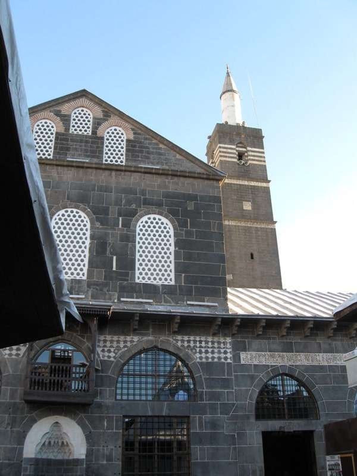 ディヤルバクル着。
住人のほとんどがクルド人。クルド人の首都と言ってもいい...