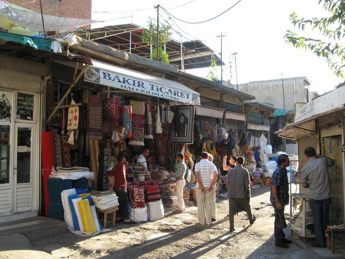 ディヤルバクル着。
住人のほとんどがクルド人。クルド人の首都と言ってもいい...