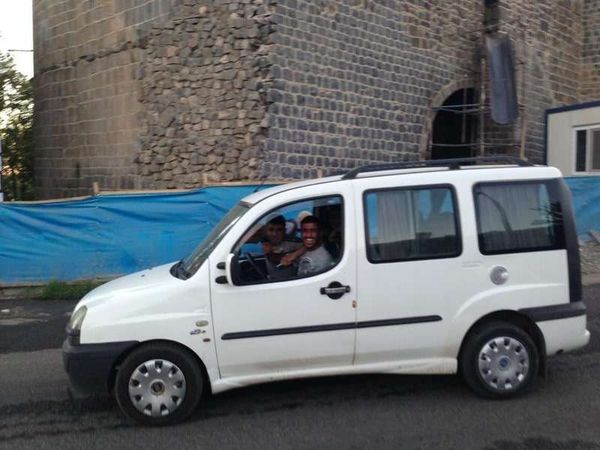 トルコ・ディヤルバクル「2013年 トルコ東部　クルドの人たち」の写真：途中公園で妙に気が合い盛り上がった若者た...