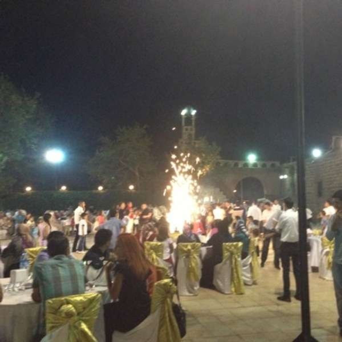 ひょんなことでクルド人の結婚披露宴に参加。
地元のフォークダンスもみんなと...