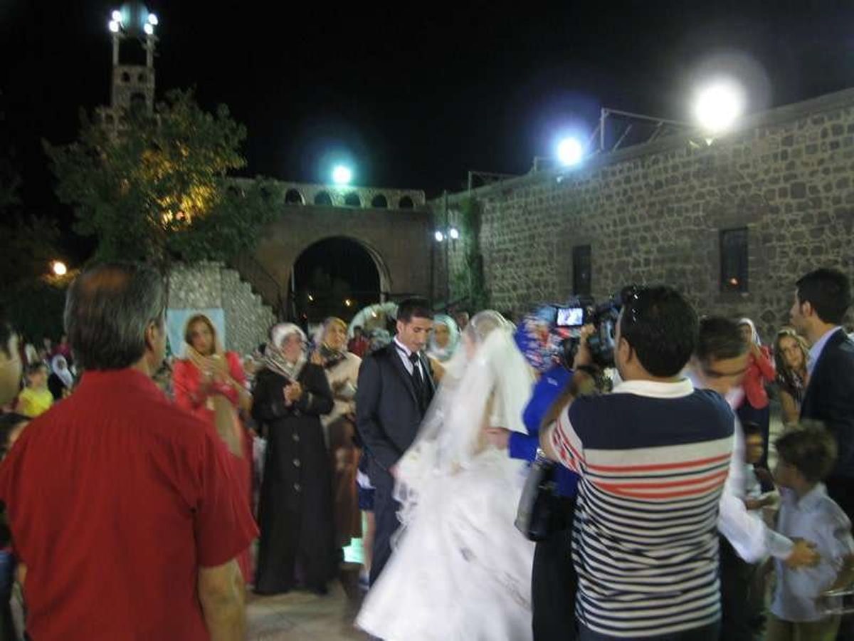 新郎の学校の英語の先生が僕をずっと世話してくれた。
新郎新婦に僕を紹介する...