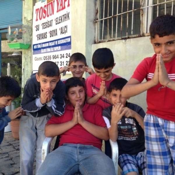 トルコ・ディヤルバクル「2013年 トルコ東部　クルドの人たち」の写真：ムスリムの子供達に手を合わさせてみた。
...