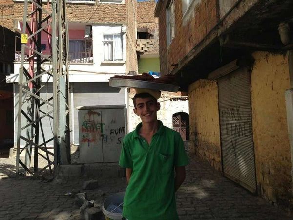 トルコ・ディヤルバクル「2013年 トルコ東部　クルドの人たち」の写真：ディヤルバクル旧市街にてチャイをご馳走になる。