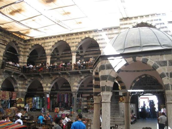 トルコ・ディヤルバクル「2013年 トルコ東部　クルドの人たち」の写真：旧市街のカフェ
