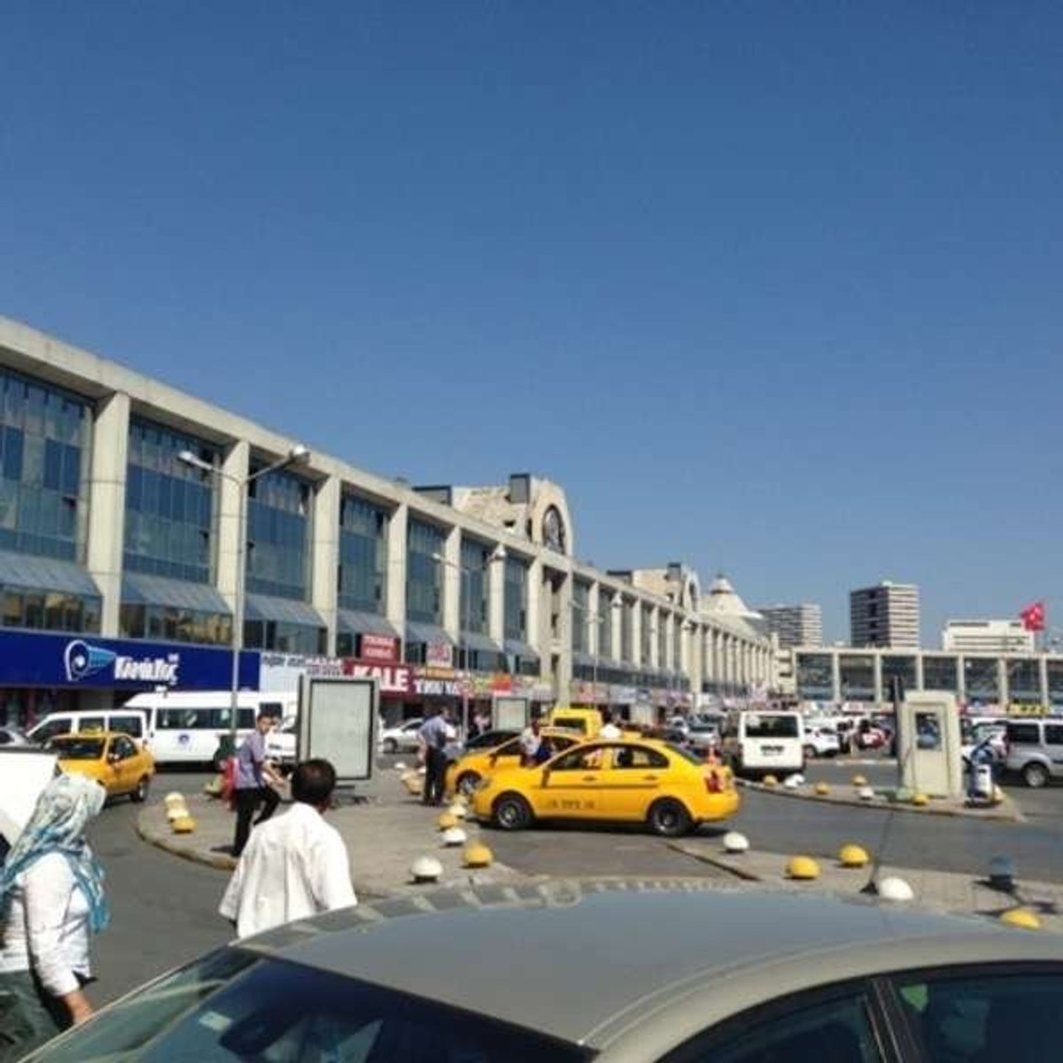 ディヤルバクルからバスで約25時間、イスタンブルのバスターミナルに到着。
...