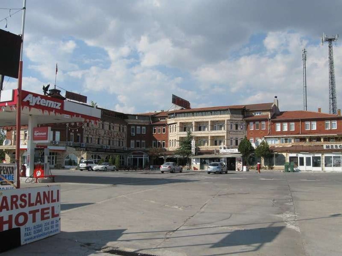 エディルネから先は公共交通機関がないのでタクシーで15分ほど行ったArsl...